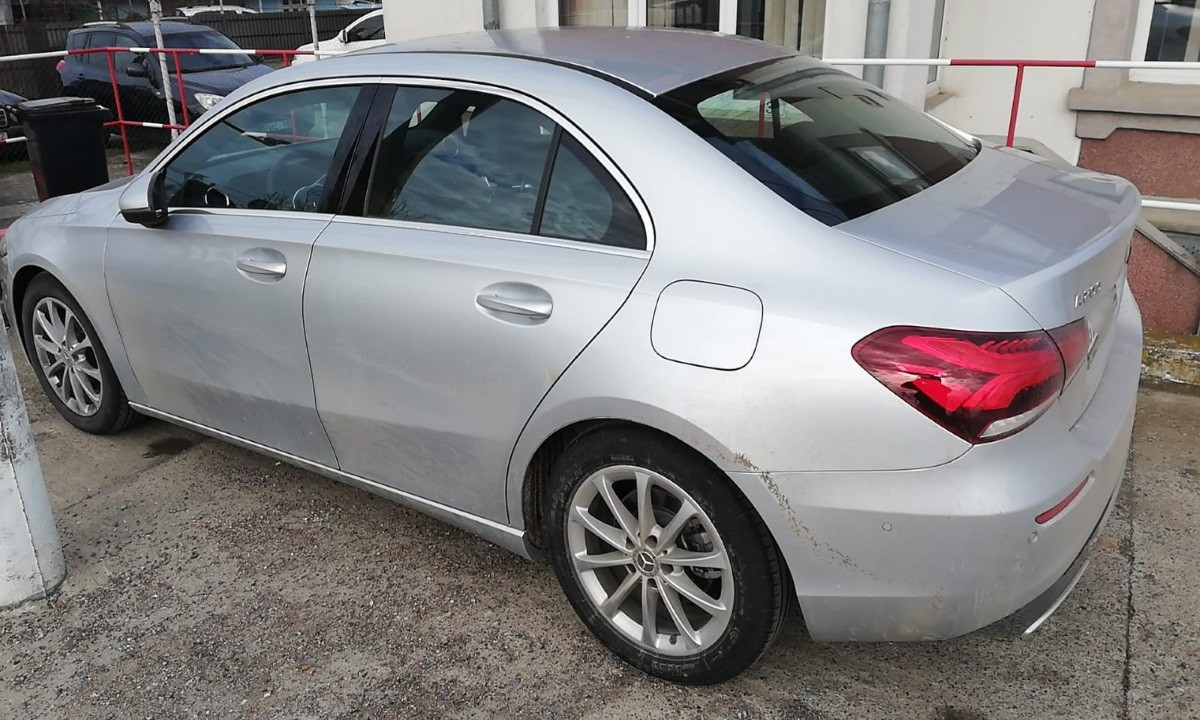 FOTO // Un moldovean s-a pornit acasă cu un Mercedes din 2021, dar a fost reținut în România. Care este motivul